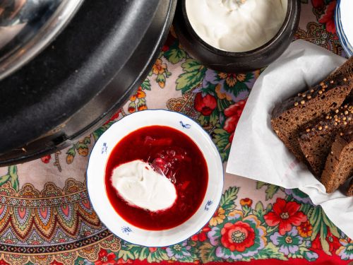 Ruski угощает фирменным борщом